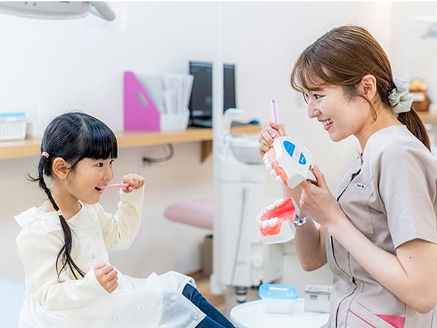 歯科衛生士と子どもの画像