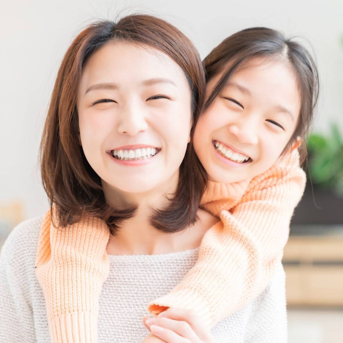 笑顔の親子の写真